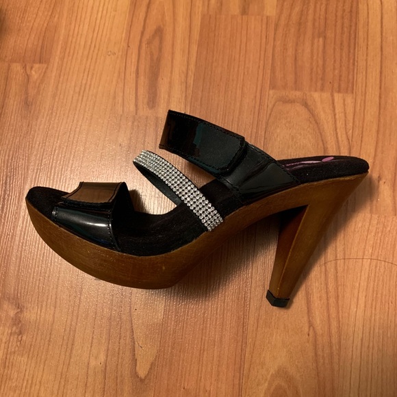 New Beautiful Dress Sandals - Picture 2 of 5